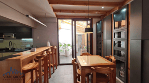 casa-con-arquitectura-unica-en-la-reina-1
