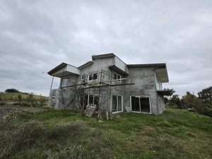 terreno-con-casa-en-obra-de-400-m2-y-alto-fluj-1