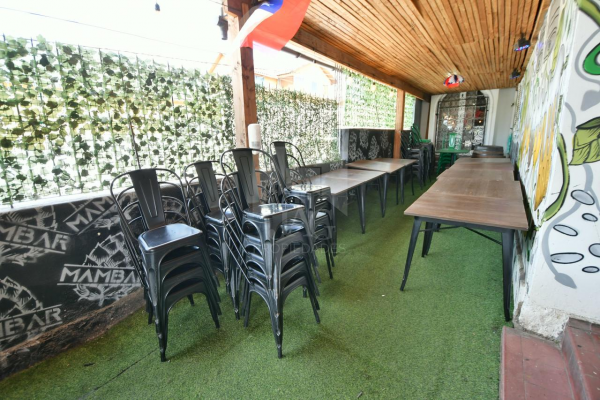 local-comercial-con-arrendatario-frente-a-plaza-9
