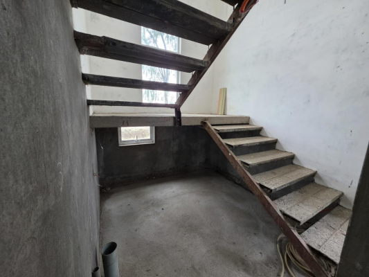 terreno-con-casa-en-obra-de-400-m2-y-alto-fluj-4