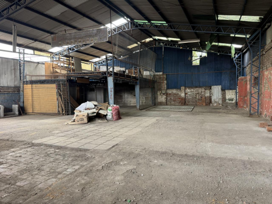 gran-terreno-comercial-con-construccion-y-galpo-5