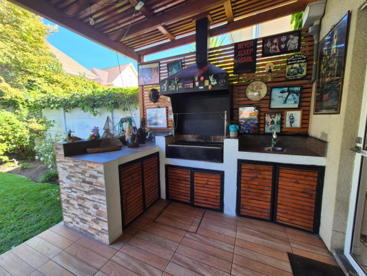 casa-familiar-con-piscina-y-hermoso-patio-con-t-9