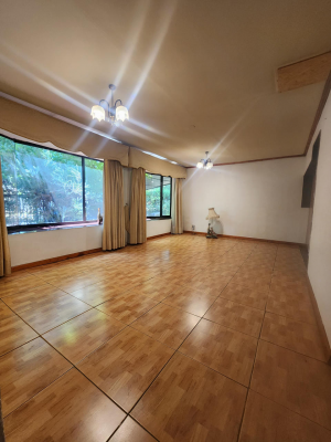 vende-amplia-casa-familiar-a-pasos-del-centro-d-4