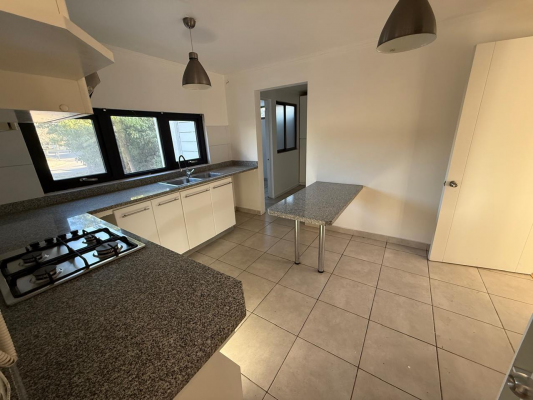 exclusiva-casa-mediterranea-con-piscina-y-quincho-8