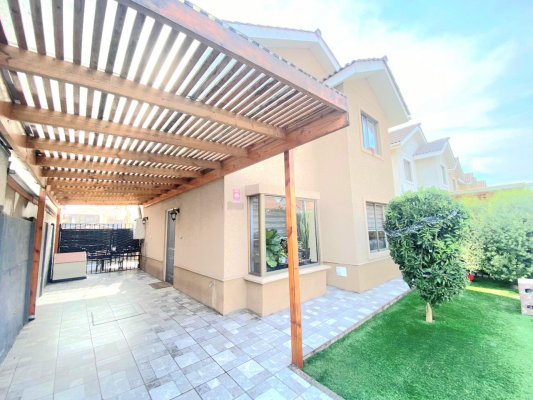 moderna-casa-con-gran-patio-trasero,-padre-hutado-3